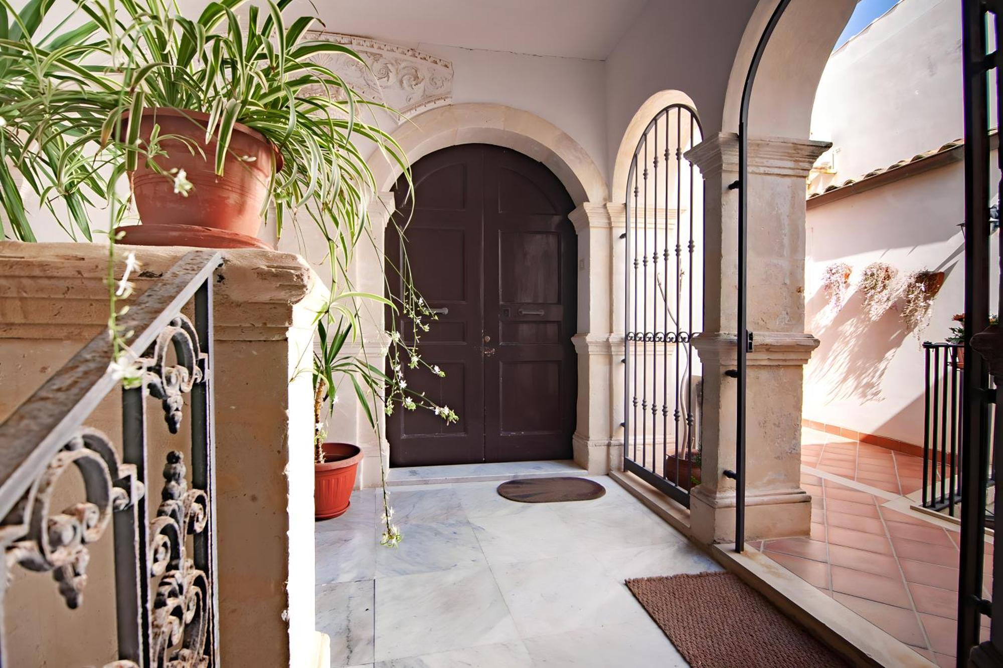 A Naca With Private Terrace Ortigia Apartment *